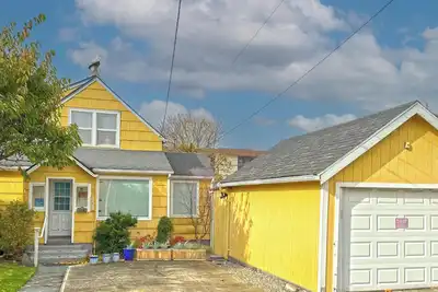 Image de Columbia Street Lighthouse at Seaside Beach - Hot Tub!