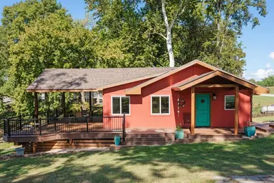 Image de Lakefront, Private Dock, Boat Slip and Indoor Fishing. Airport next door.