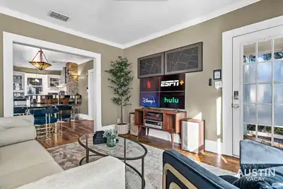 Image de East Austin Charmer│Grill, Fenced Yard & Patio│Near Rainey, Ut & 6th St