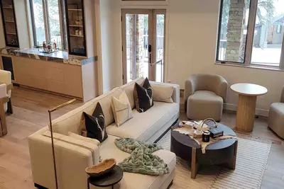 Image de Newly remodeled modern home. Easy walk to free bus shuttle.