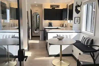 Image de Spa-Like Bathroom | Mountain Views | Modern Condo