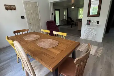 Image de Cozy and Updated Farmhouse with King Suite