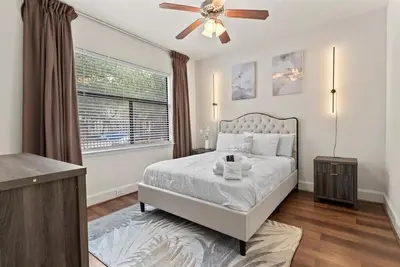 Image de 3 Bed, 3. 5 Bath Townhome in Eado w/ Surround Sound, Smart TVs & Free WiFi