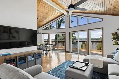 Image de New Listing - The Bluff House on Paw Paw Lake, sleeps 12!