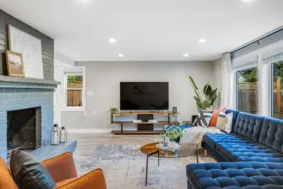 King Bed / Laundry / Mins to Seattle / Game Room