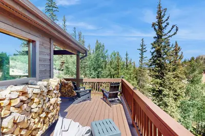 Image de 3 Br Cabin w/ Hot Tub, Large Deck & WiFi