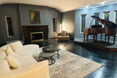 Image de Detroit hidden gem: Elegant Palmer Woods Mansion With Spa+Retro Speakeasy