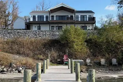 Image de The Landing Pad - a  Luxury Lakeside Getaway