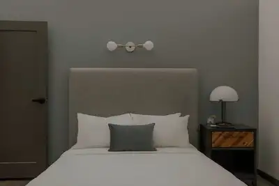 1 Bedroom Queen Apartment