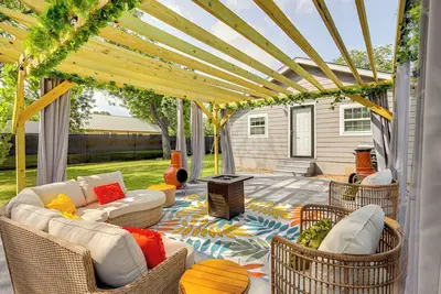Image de 2 Mi to Dtwn: Stylish Family Home in Waco!