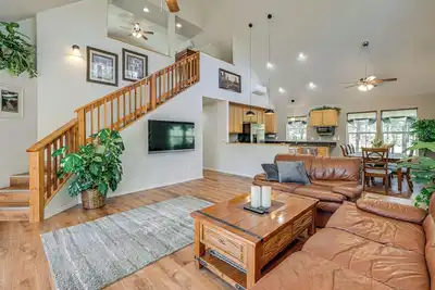 Image de Peaceful Blue Ridge Cabin w/ Wraparound Deck!