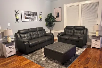 Image de Luxury 3br Haven w/ Sunroom + Coffee Bar in the vibrant area of Newark