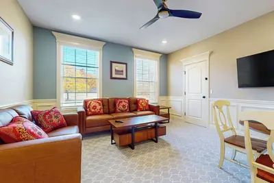 Image de Centrally Located Home by Holyoke Medical Center