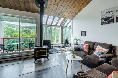 Image de Superbe Condo face aux pentes de Ski Stoneham!