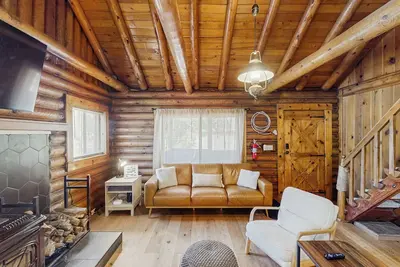 Image de 2 Mi to Woodland Lake: Rustic Family Cabin w/ Loft