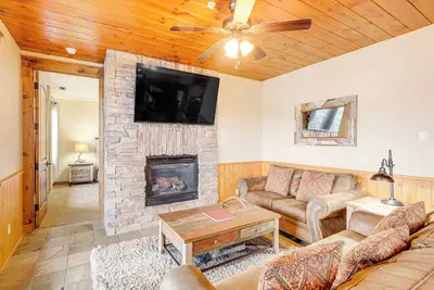 Image de Walkable Condo in Dtwn McCall! Lake View + Balcony