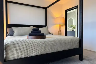 Image de 4 Bedroom Home close to Cbd and Airport with Pool Table and backyard