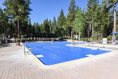 Image de Cozy 4br Mountain Home | Deck, Hot Tub & Shuttle