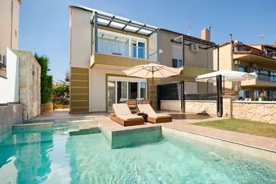 Image de Sunny Spa Villa – Private Pool, Sauna, Aircon & WiFi