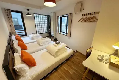 Image de 7 min walk from nearest station, near Otsuka station on Yamanote line, 4 lines and 4 stations available. ‼️ Walking distance from Ikebukuro, super convenient transportation. ‼️ 55. 67 ㎡ on 2nd floor, for large groups, ideal for family/group travel.