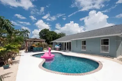 Image de Free Heated Pool, Mini golf, Tiki Bar, Close to 4 beaches, Arcade Machines, Pets