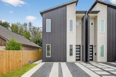 Image de 6br 4 Ba Upstairs and Downstairs Duplex Together
