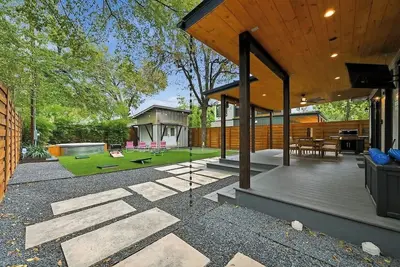 Image de Cowboy Pool, Putting Green, Minutes to Downtown!