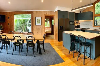 Image de Karekare Native Bush Retreat - 8 minutes from Karekare Beach, <20 minutes to Piha