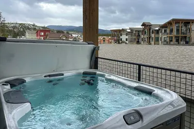 Image de Walk to Ski Shuttle & Brewery! New Fraser Condo