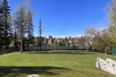 Image de Family Friendly Designer Bungalow | Garage | Huge Yard | Mins to Dt & 17 Ave!