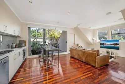 Image de Superbe unité de 2 chambres avec terrasse barbecue près de la salle à manger