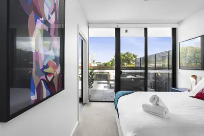 Image de Unité de boutique avec immense terrasse à proximité des cafés et des magasins