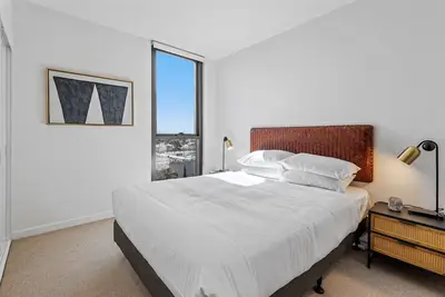 Image de Appartement élégant de 2 chambres avec vue imprenable sur la ville