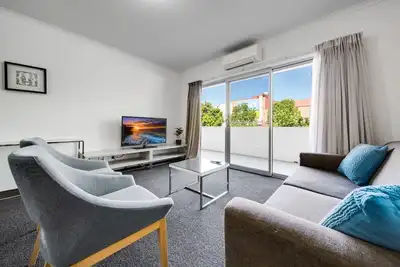 Image de Spacieux appartement de 2 chambres idéalement situé au bord du lac Tuggeranong
