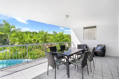 Image de Séjour de style complexe hôtelier avec balcon et parking dans un garage