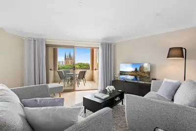 Image de Appartement élégant de 2 chambres à Camperdown avec balcon