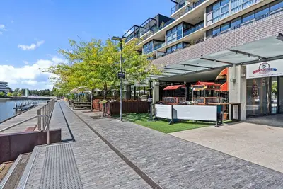 Image de Séjour lumineux à Kingston avec accès au balcon