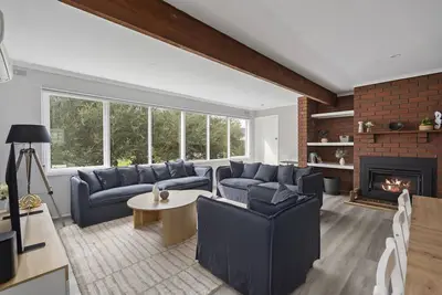 Image de Maison de vacances familiale avec cheminée et vue sur le jardin