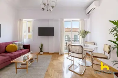 Image de Retro Radiance: Artistic Haven Near Acropolis