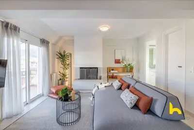 Image de 3-Storey Family Home, City View & Private Parking!