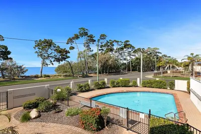 Image de Séjour lumineux en bord de mer avec vue sur la piscine et la plage