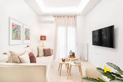 Image de 25% - Kiffisodotou · Quiet, Minimalist Base w/ Balcony near Metro