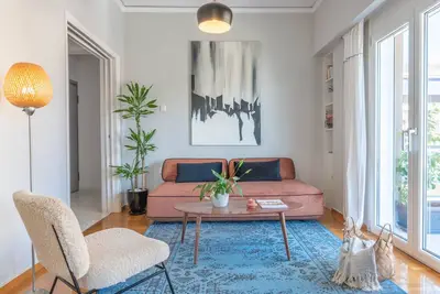 Image de Sun-Splashed Sanctum with Big Balconies, Acropolis