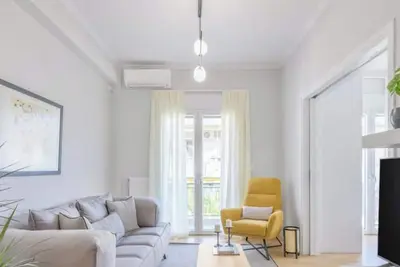 Image de Sun-Splashed 2-Bdr Corner Apt with Hillside views!