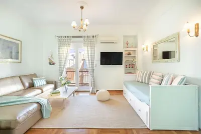 Image de 25% - Spirou Vikatou3 · Bright, Calming Retreat With Balcony Near Metro!