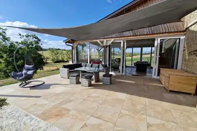 Image de Gîte en pierre à Charroux avec Piscine et Vue sur Campagne