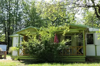 Image de Chalet avec Terrasse dans Camping, 2 Chambres, 4 Personnes