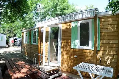 Image de Mobil-home confortable avec terrasse à Estavar