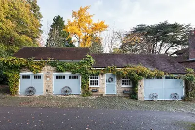 Image de Experience a truly memorable countryside escape at this beautifully converted barn in Fernhurst, West Sussex where guests can enjoy the privacy of a self-contained home combined with the comfort and personal touches of hosted accommodation.
