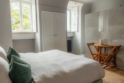 Image de Deluxe kamer zicht op zwembad in The Cotton Suites